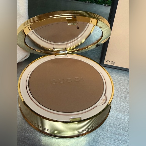 Gucci POUDRE DE BEAUTÉ 
MAT NATUREL- shade 13 Powder/ Bronzer - Picture 9 of 10